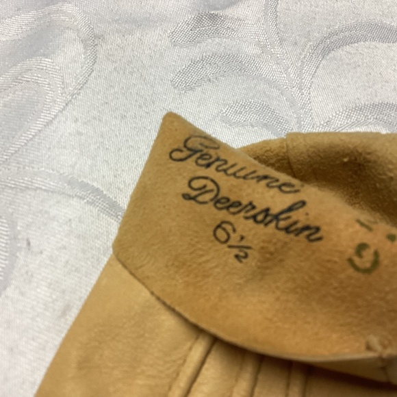 BUTTERSCOTCH COLOR TABLE CUT DEERSKIN GLOVES 6/1/2 - Picture 3 of 8